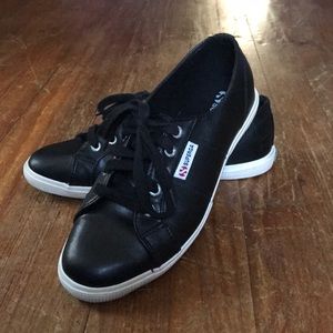 Black Low Top Classic Supergas